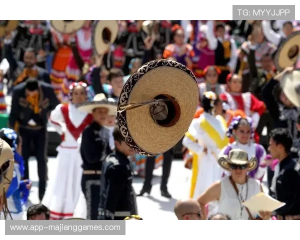 埃斯皮诺萨每回合间歇马里亚奇音乐表演,主场气氛热烈 埃斯皮诺萨每回合间歇马里亚奇音乐表演,主场气氛热烈