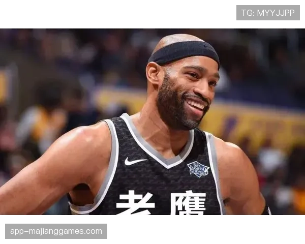 特写：39岁老将夸利亚雷拉替补登场，接受全场掌声致敬